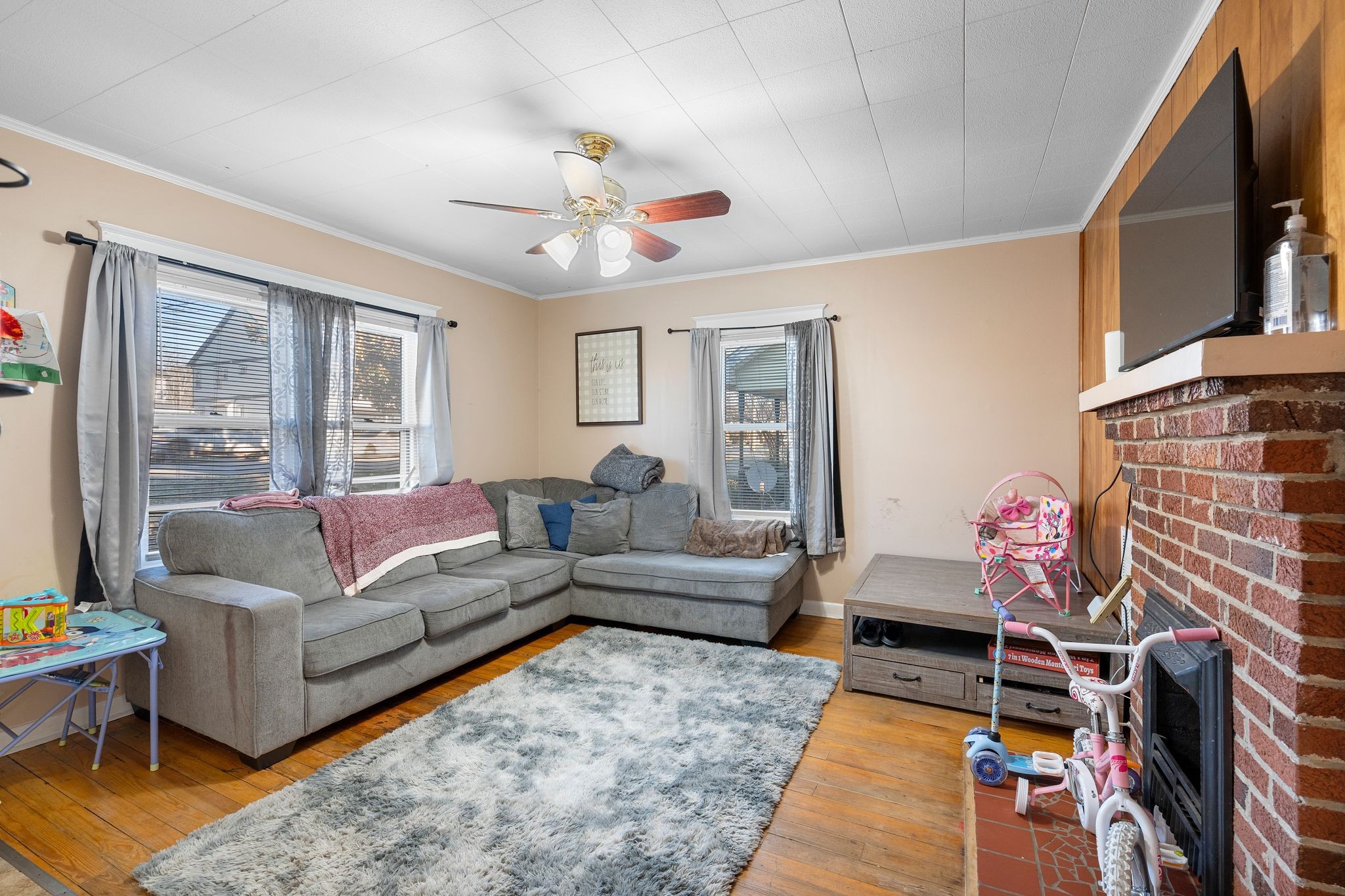 1710 County Hospital Road Nashville, TN 37218 - Photo 5 of 27 a living room with furniture and a flat screen tv