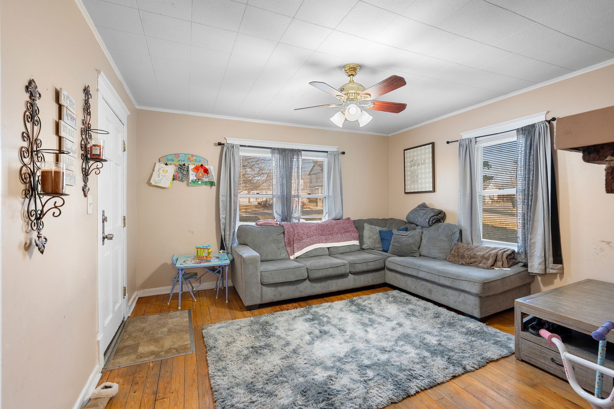 1710 County Hospital Road Nashville, TN 37218 - Photo 6 of 27 a living room with furniture and wooden floor