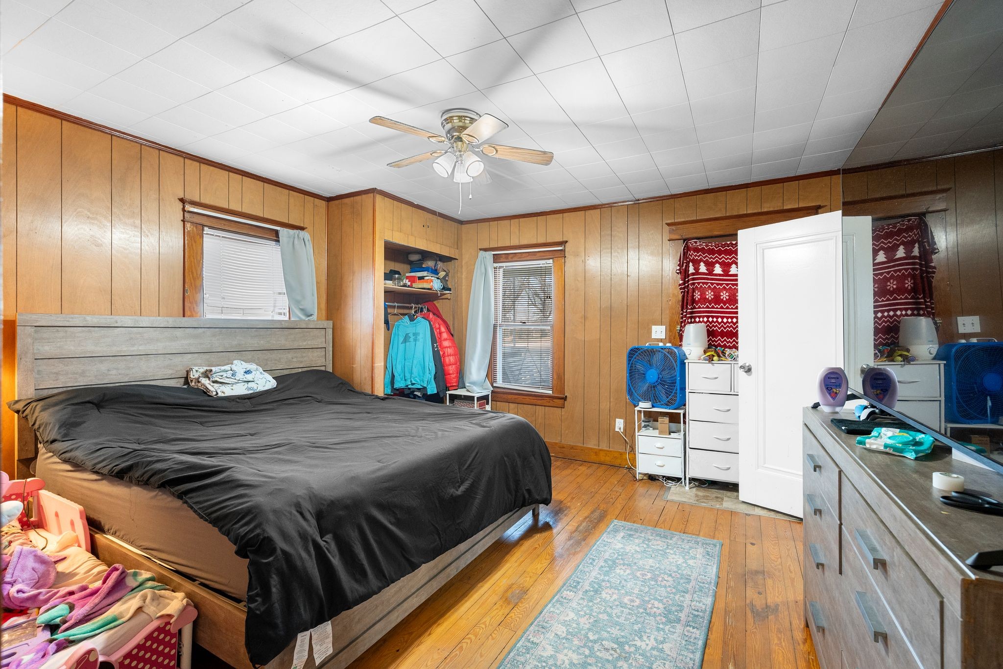 1710 County Hospital Road Nashville, TN 37218 - Photo 8 of 27 a bed room with a bed and furniture