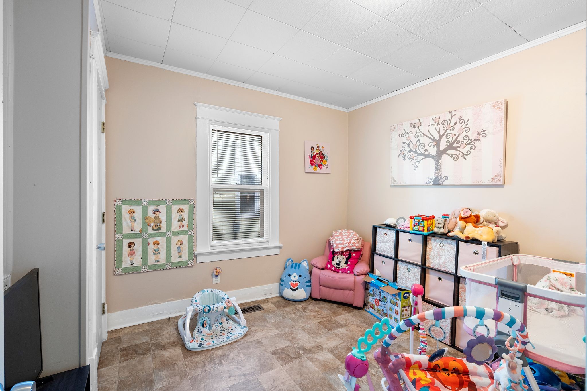 1710 County Hospital Road Nashville, TN 37218 - Photo 10 of 27 a living room with furniture and a window