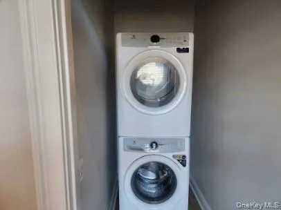 a close up view of a washer and dryer