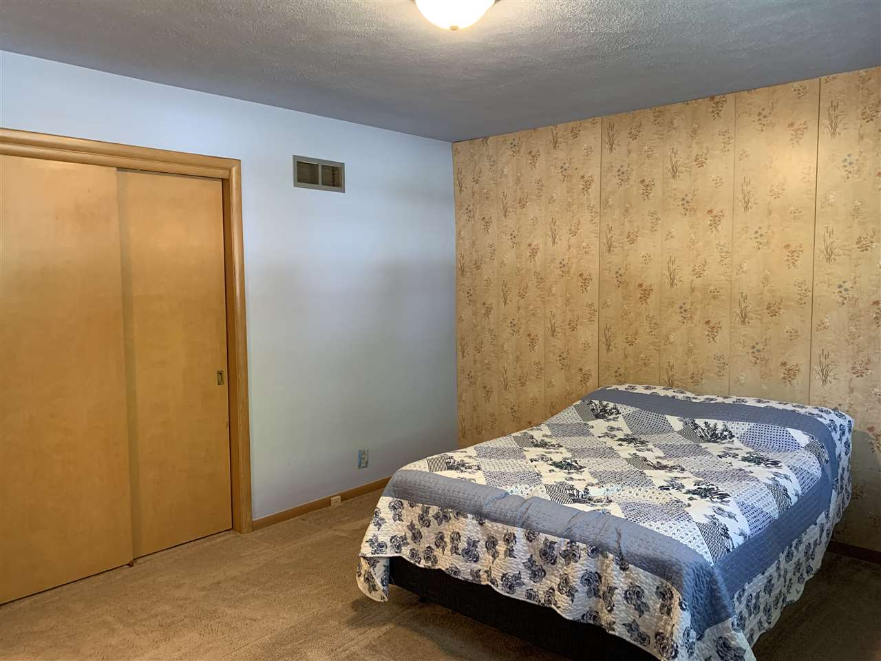 6323 Park Ridge Road Loves Park, IL 61111 - Photo 10 of 30 a bedroom with a bed and a window