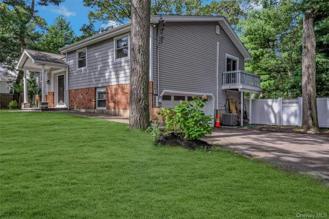 a view of a yard in front of house