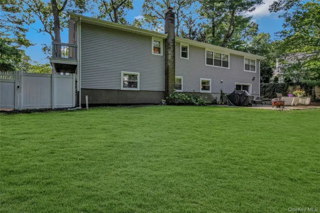 a view of a back yard of the house