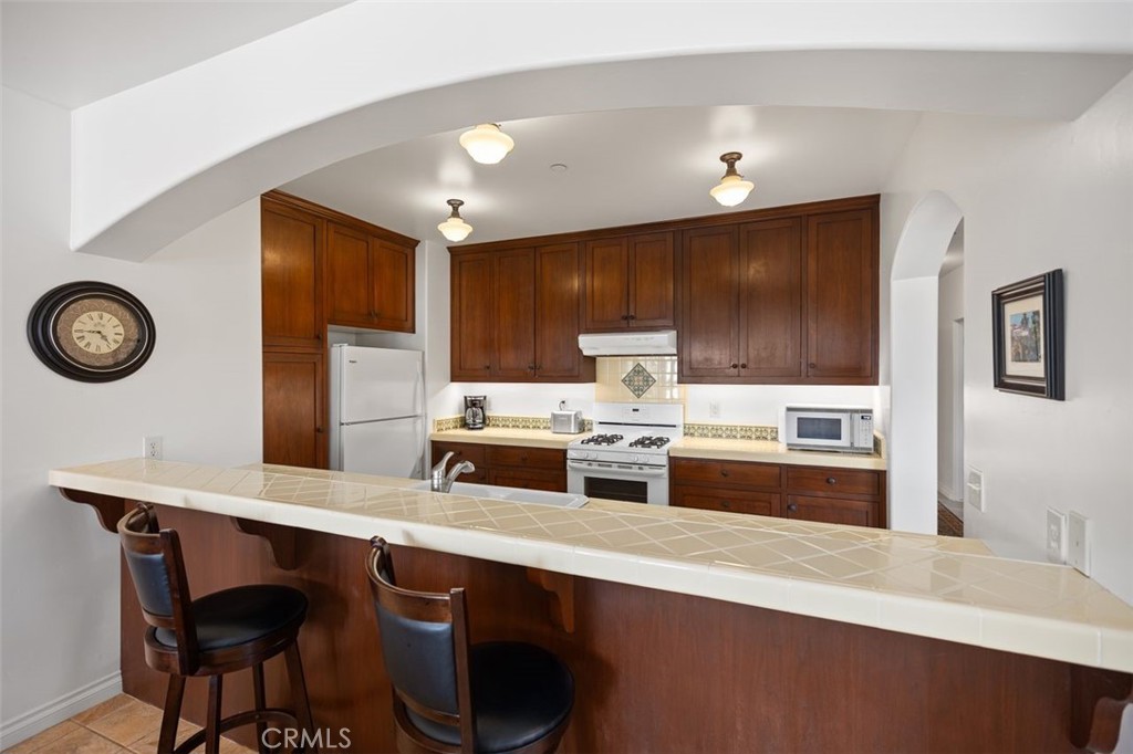 240 Avenida Rosa, Unit B San Clemente, CA 92672 - Photo 15 of 31 Eat-in kitchen area.