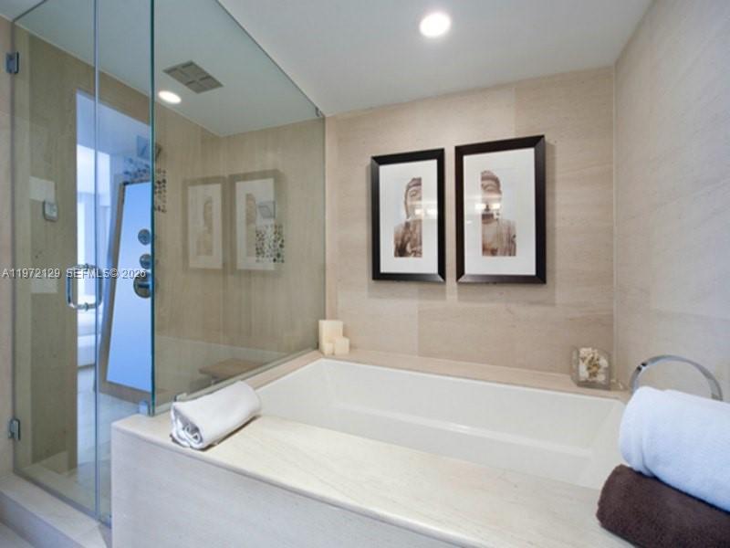 5875 Collins Avenue, Unit 1008 Miami Beach, FL 33140 - Photo 15 of 21