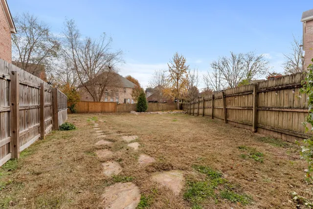a view of a yard with a house