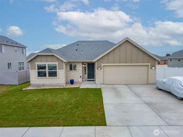 a view of a house with a yard and garage