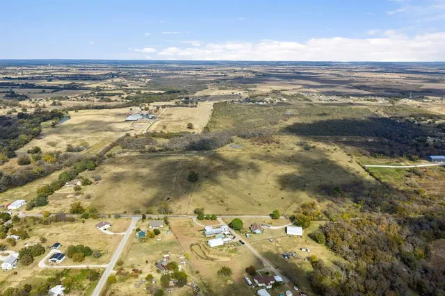 a view of a houses with a yard