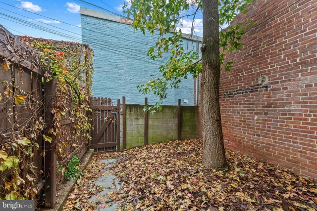 a view of a pathway of the house