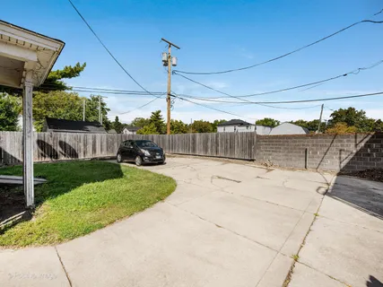 a view of a backyard