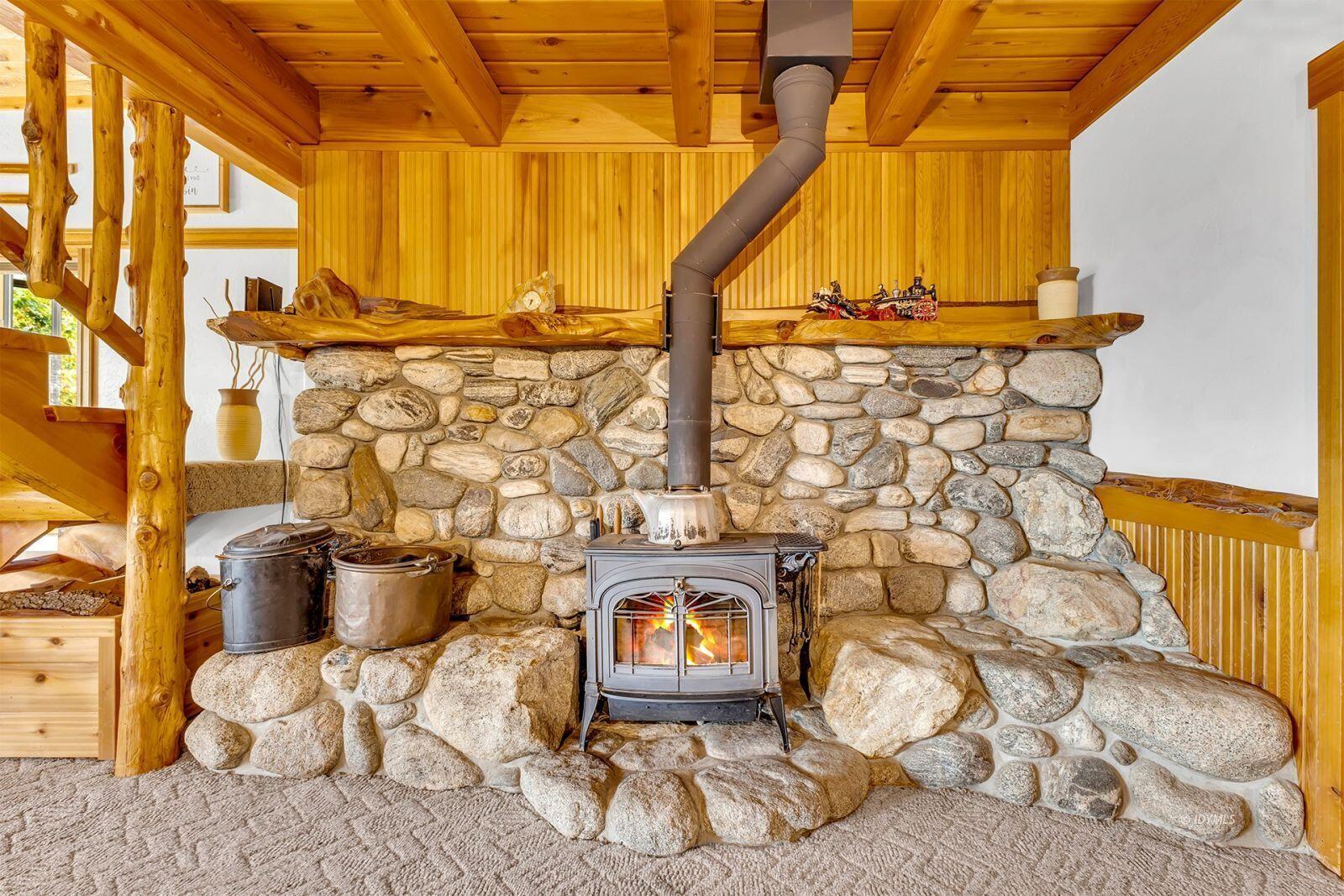 52980 Overlook Drive Idyllwild, CA 92549 - Photo 14 of 60 a living room with a couch