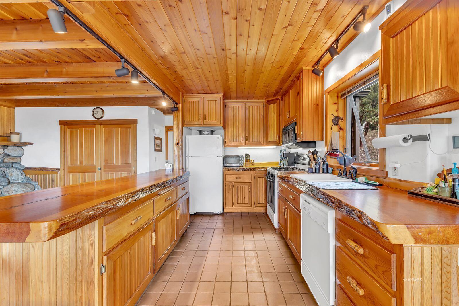 52980 Overlook Drive Idyllwild, CA 92549 - Photo 17 of 60 17 Natural edge counter tops