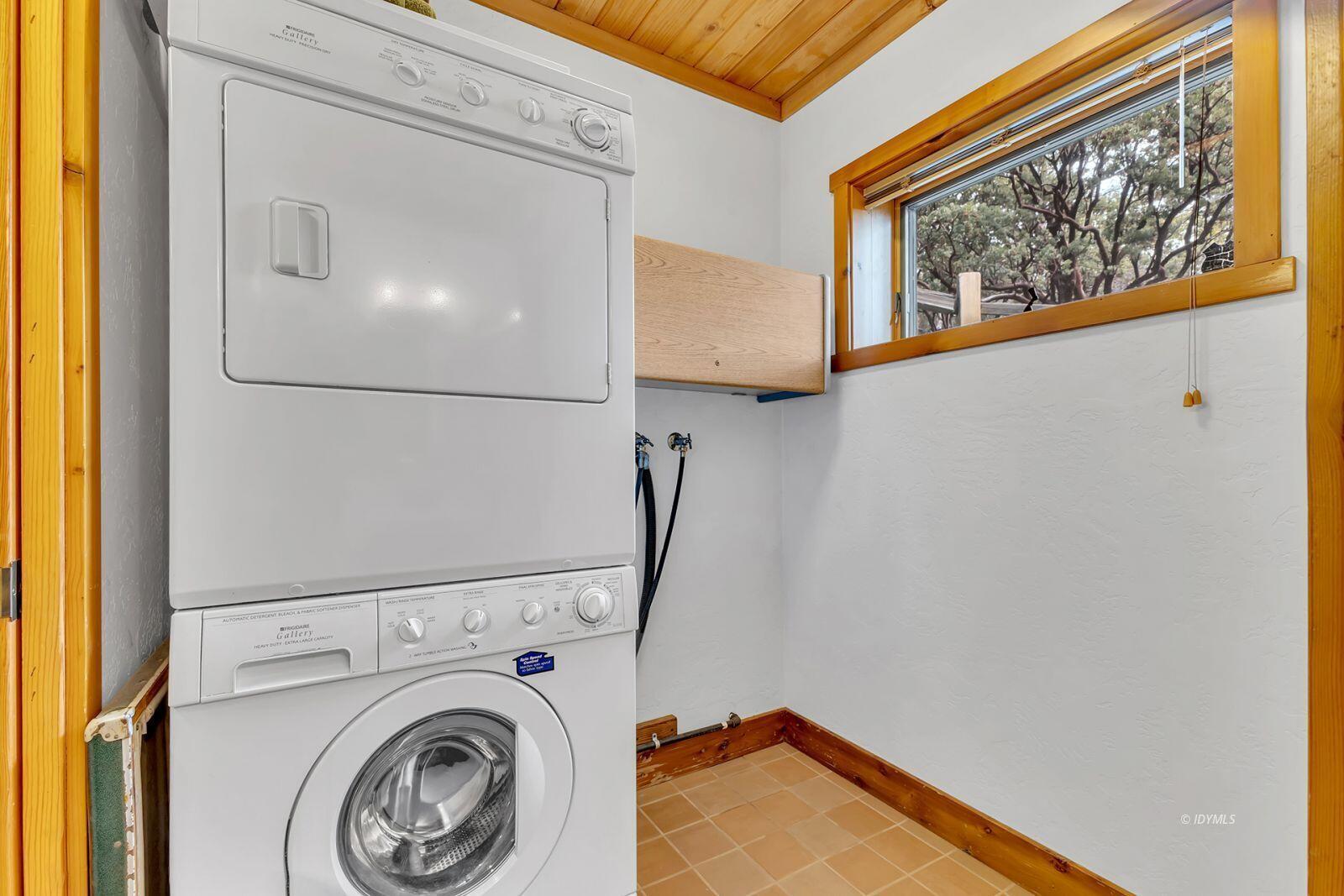 52980 Overlook Drive Idyllwild, CA 92549 - Photo 27 of 60 27 Utility room