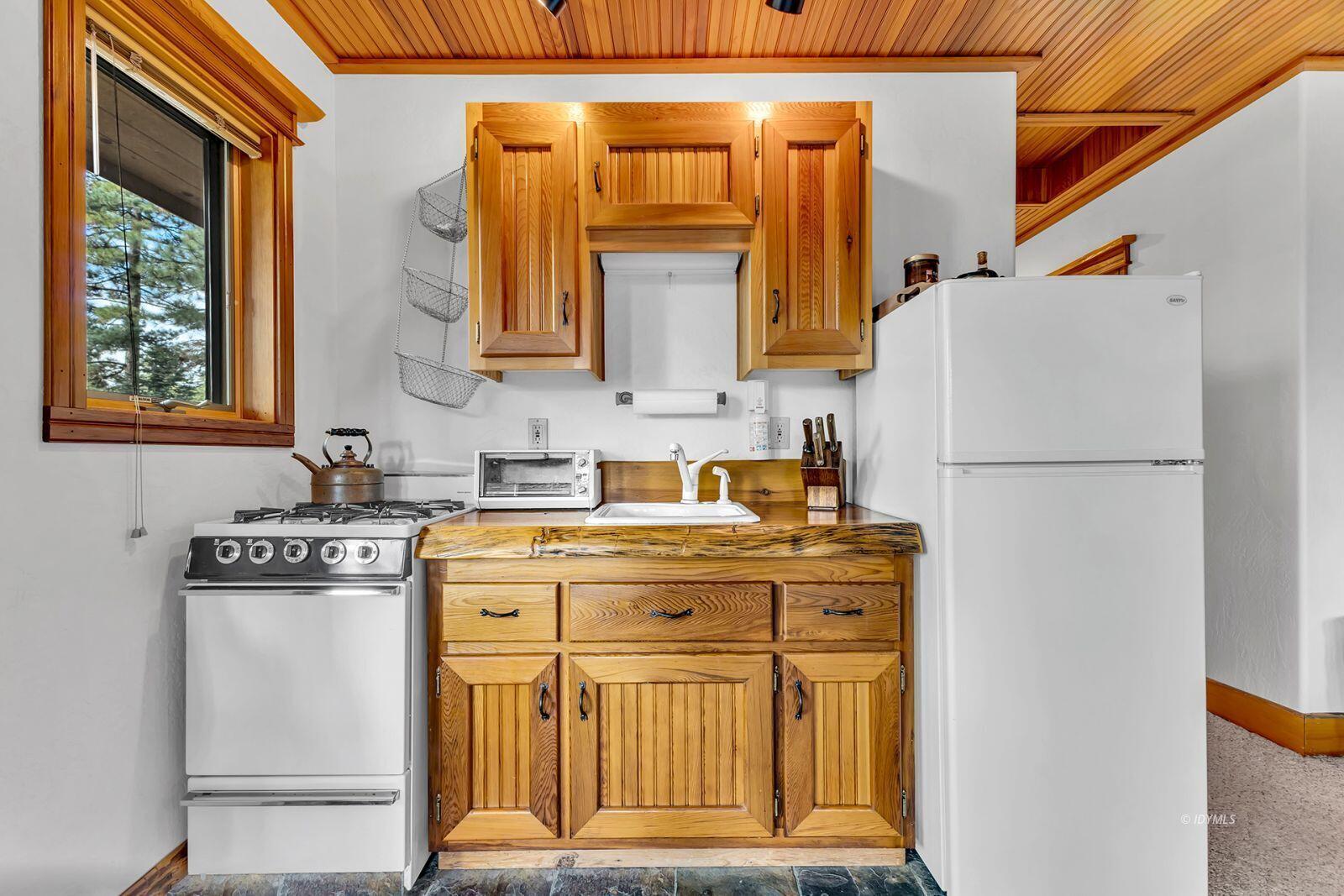 52980 Overlook Drive Idyllwild, CA 92549 - Photo 47 of 60 a kitchen with a stove a sink and a refrigerator