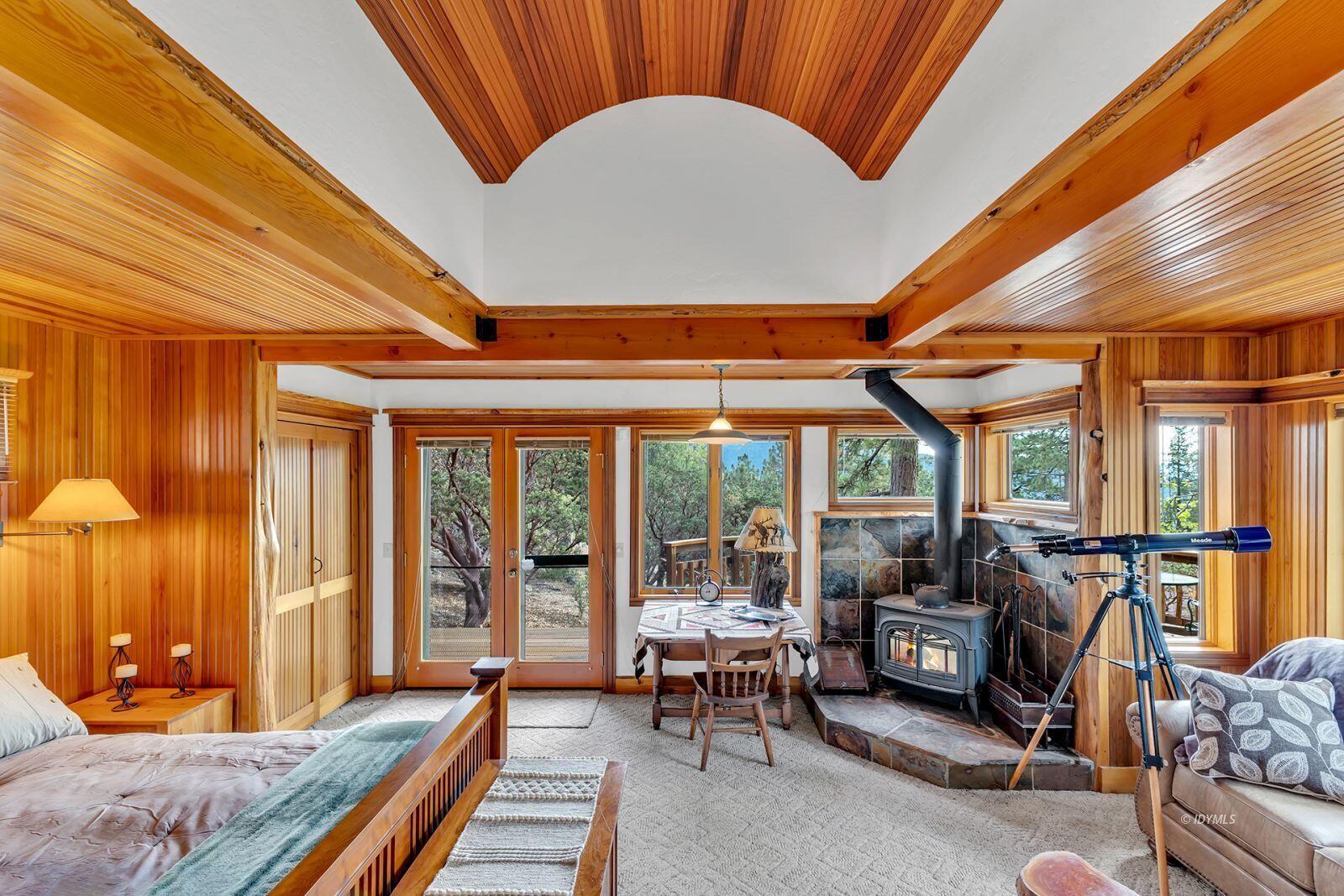 52980 Overlook Drive Idyllwild, CA 92549 - Photo 49 of 60 a balcony with furniture and iron gate