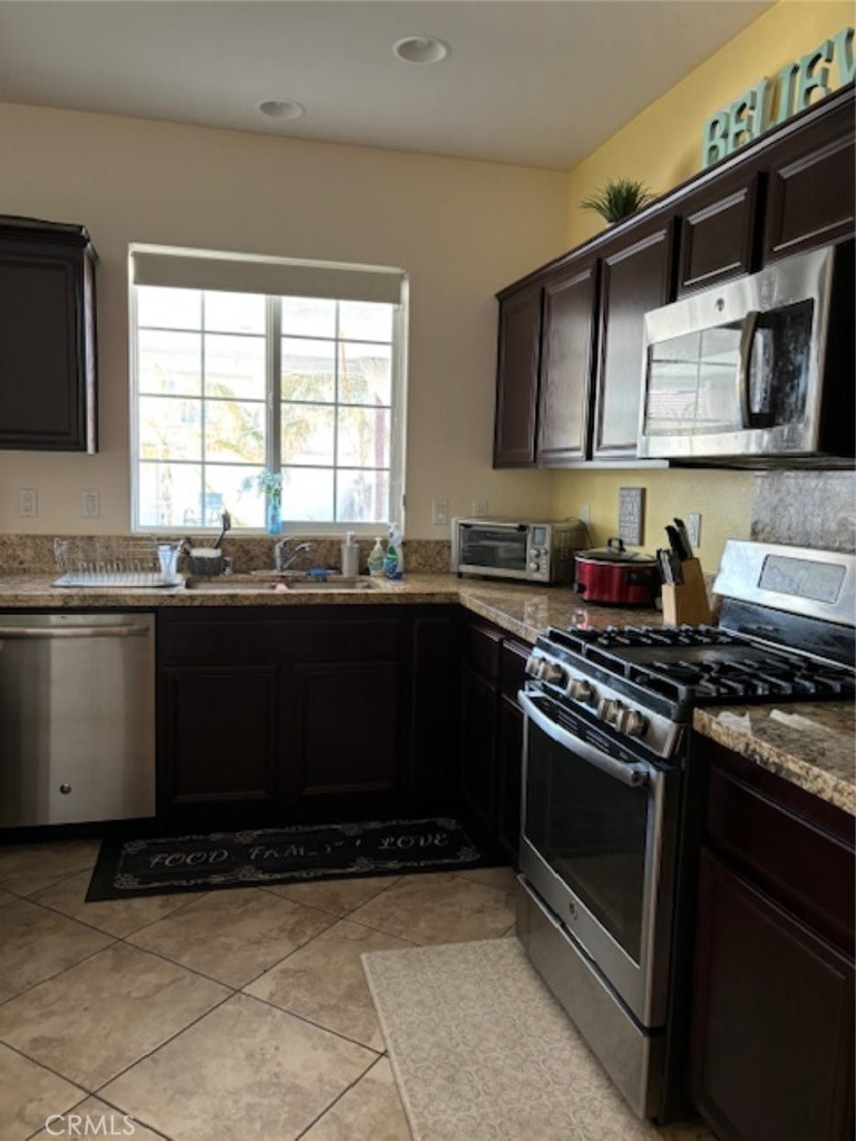 2090 Trinket Circle San Jacinto, CA 92582 - Photo 5 of 22 a kitchen with a sink stove and microwave
