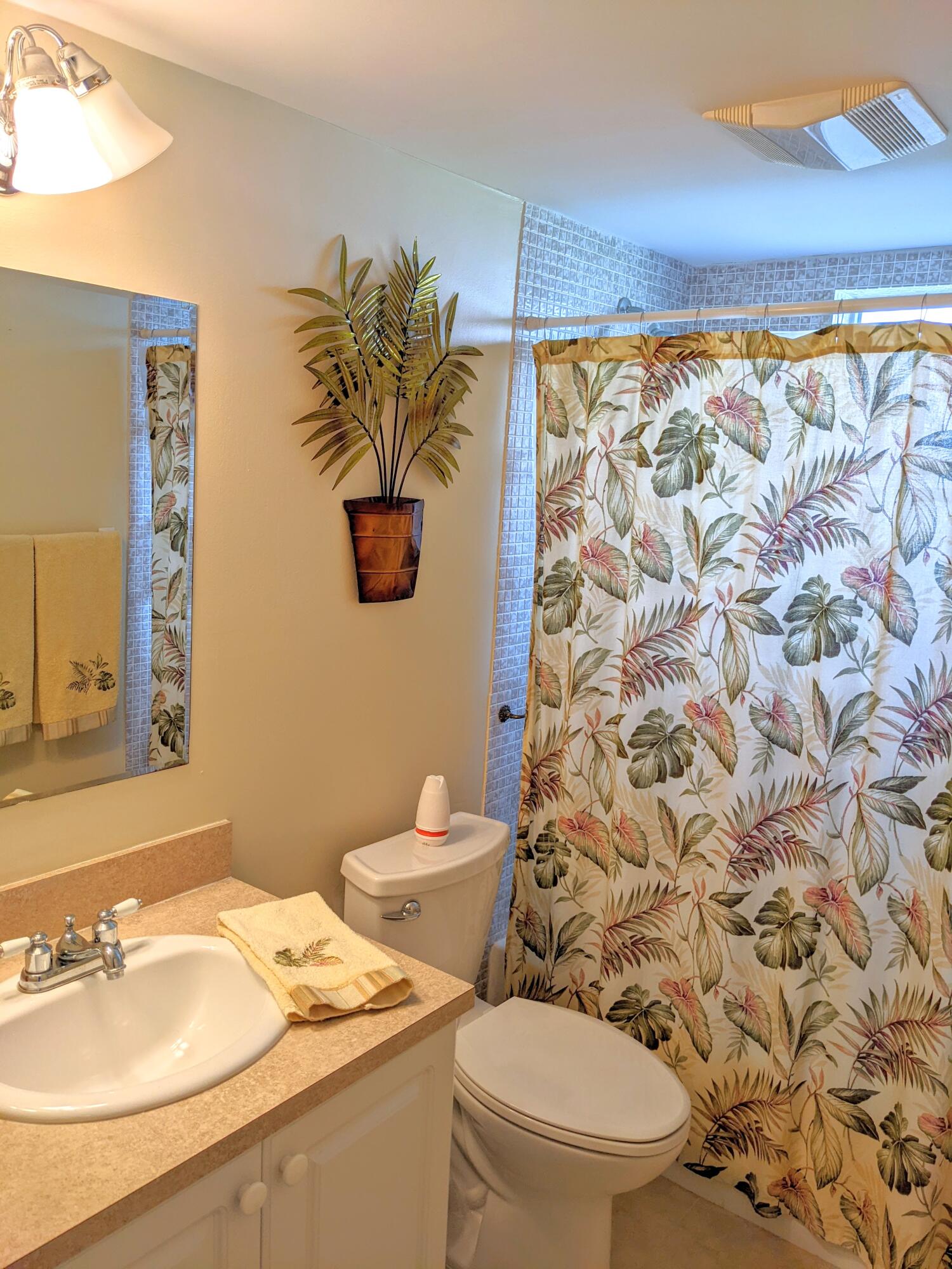 405 Monaco Way, Unit 405 Delray Beach, FL 33446 - Photo 12 of 30 Updated Second Bath