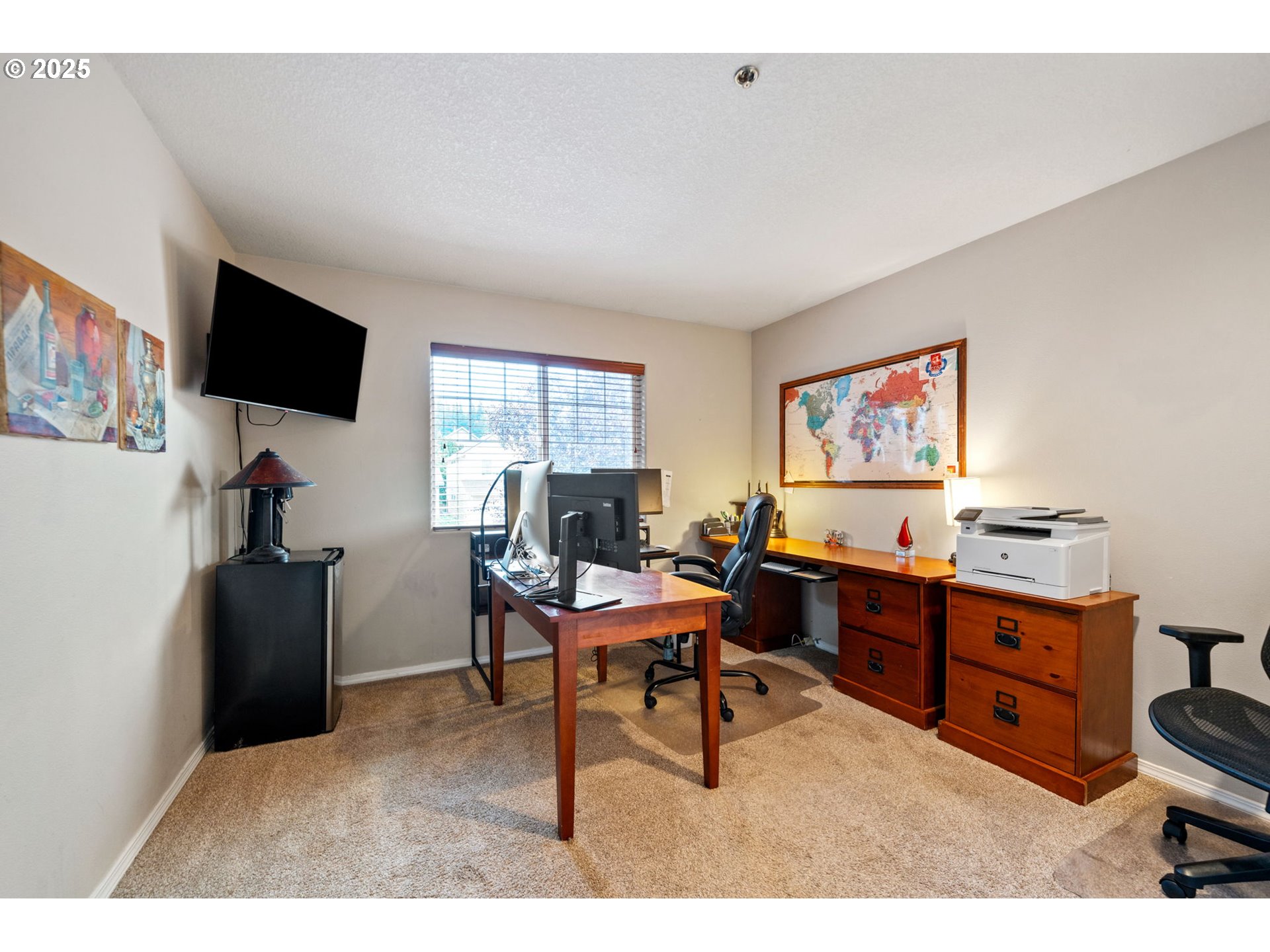 3367 Northwest 31st Circle Camas, WA 98607 - Photo 22 of 30 a livingroom with workspace and a window