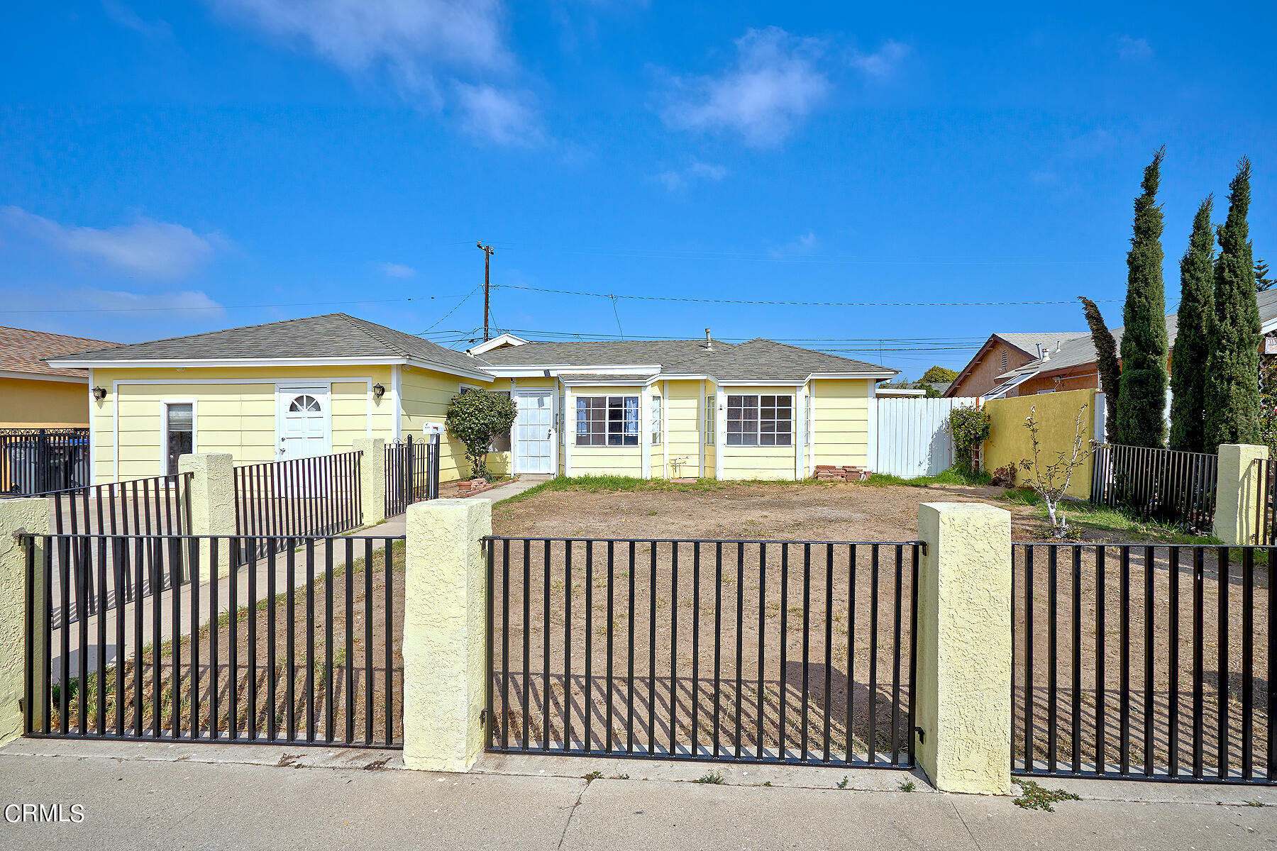 515 De Anza Way Oxnard, CA 93033 - Photo 2 of 48 a front view of a house with a porch