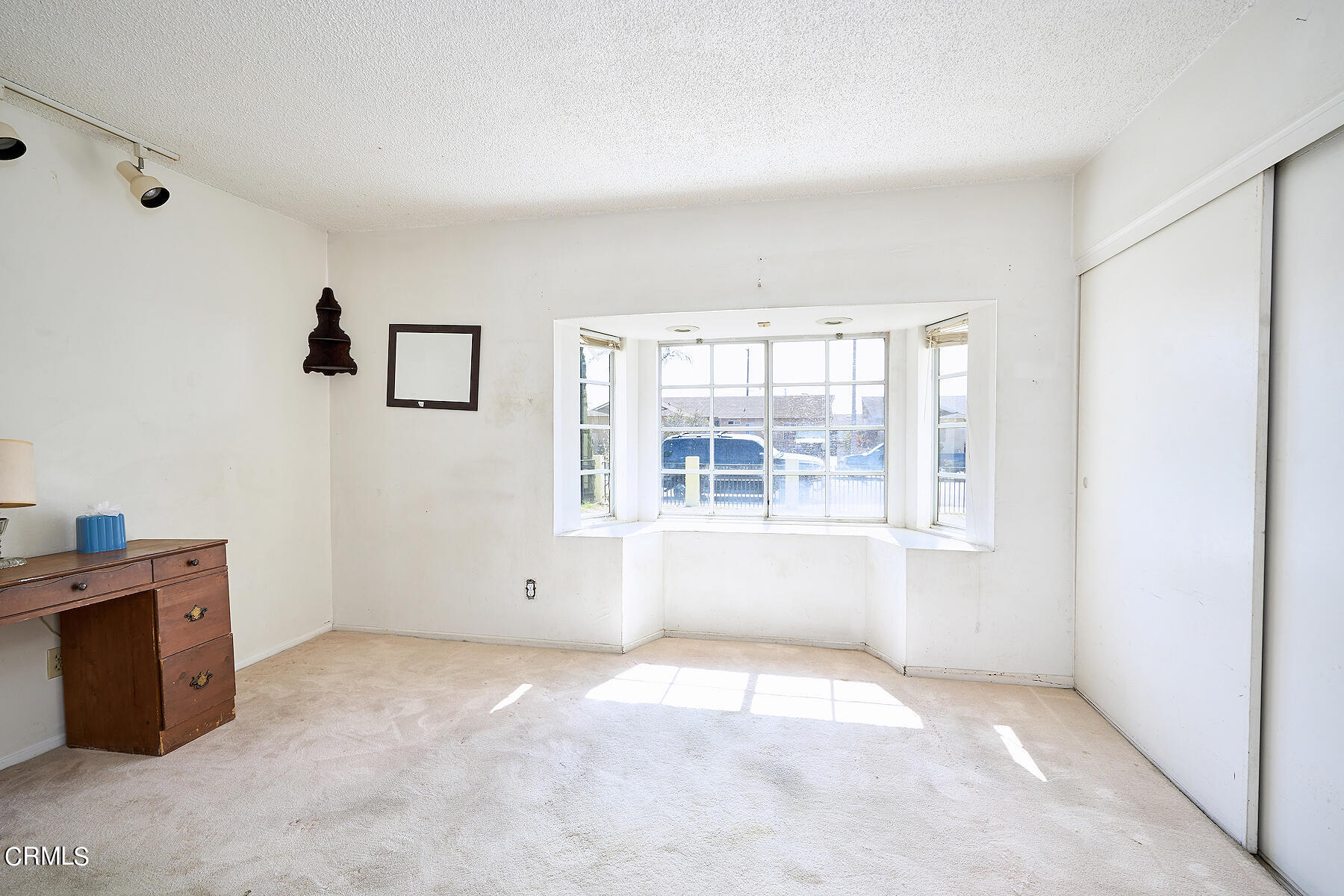515 De Anza Way Oxnard, CA 93033 - Photo 23 of 48 an empty room with windows