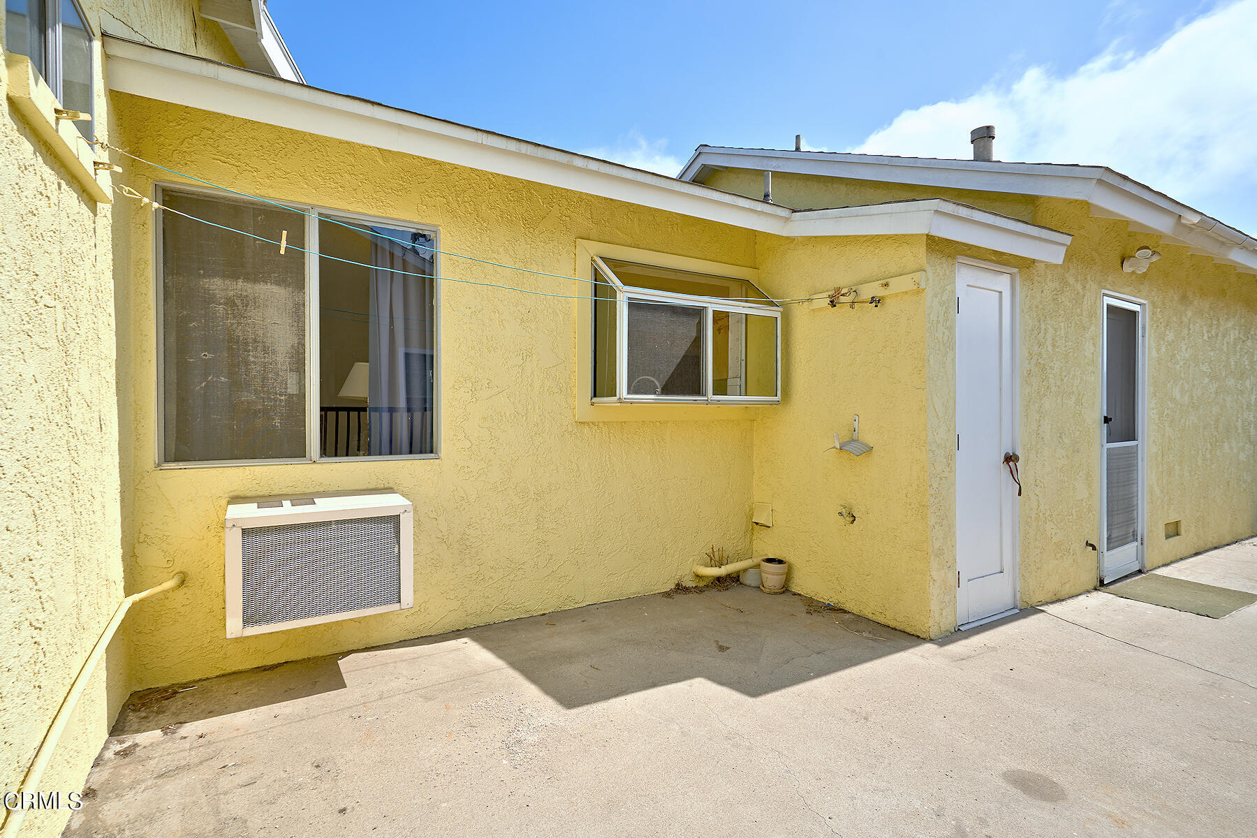 515 De Anza Way Oxnard, CA 93033 - Photo 39 of 48 a front view of a house