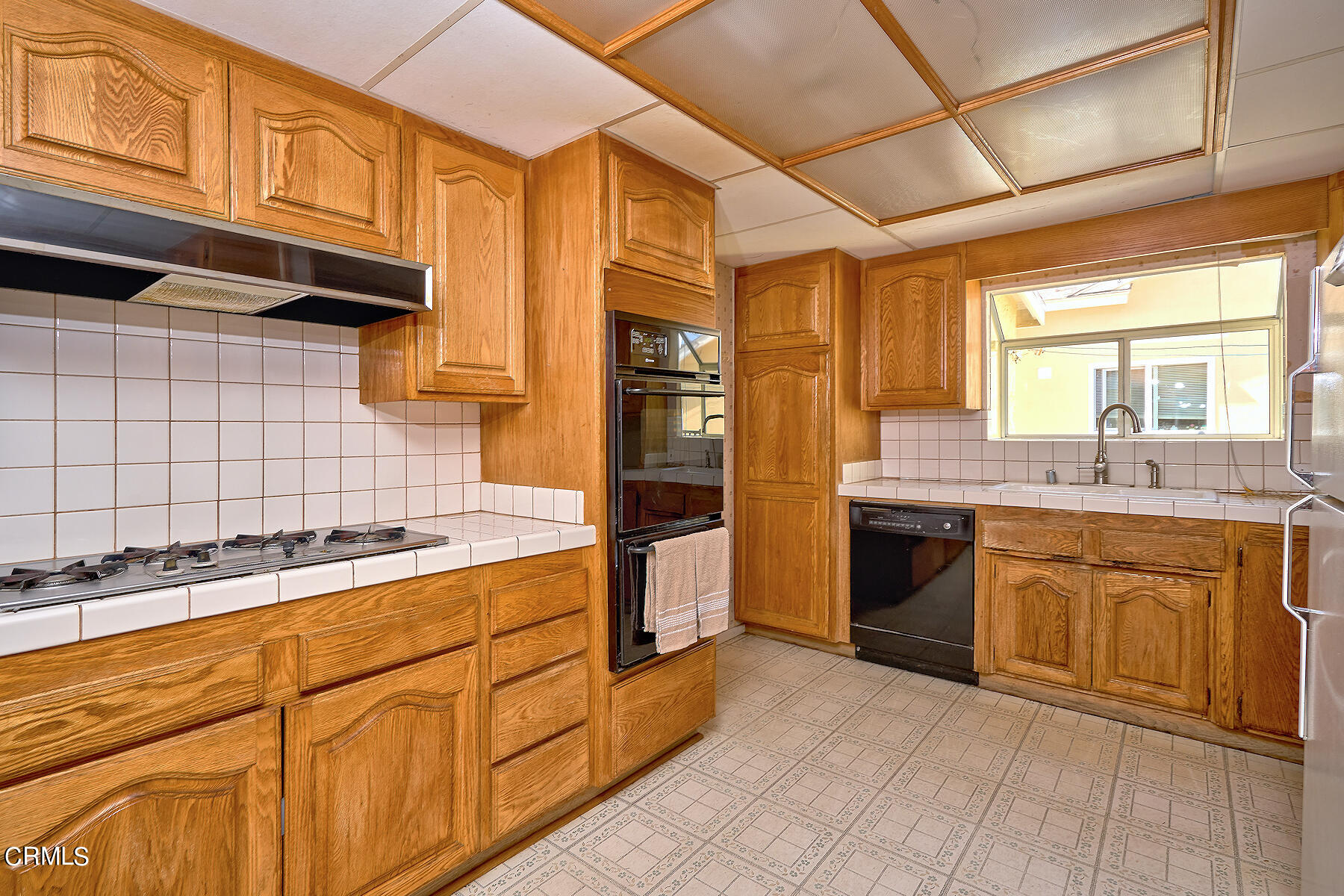 515 De Anza Way Oxnard, CA 93033 - Photo 10 of 48 a kitchen with stainless steel appliances granite countertop a sink and cabinets