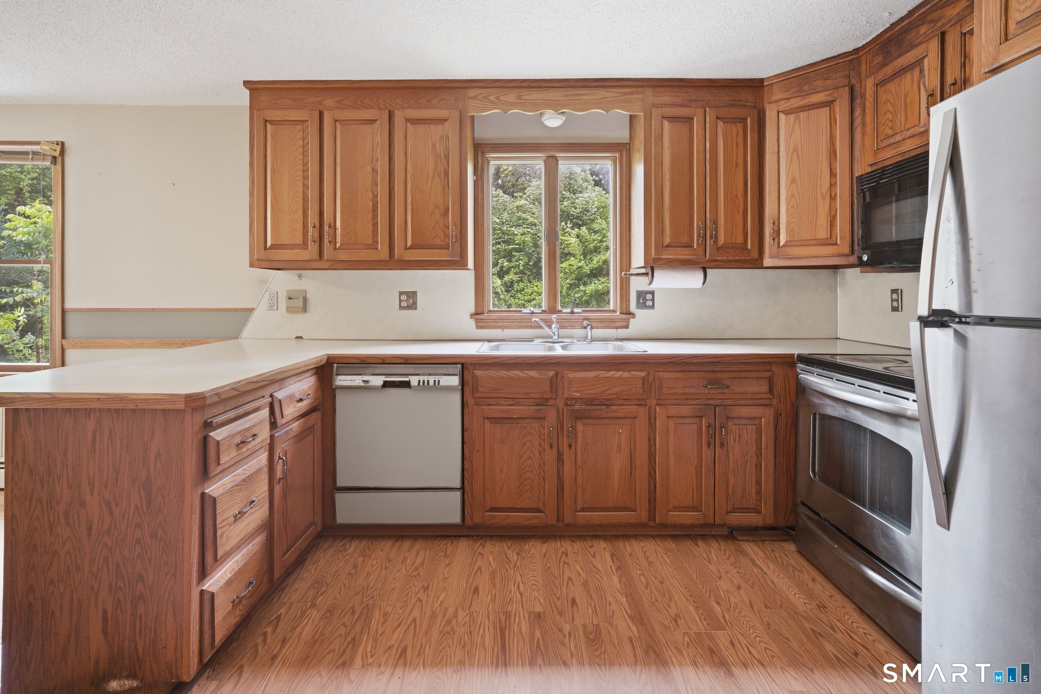 141 Hebron Road Bolton, CT 06043 - Photo 2 of 34