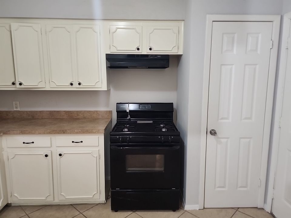 2903 Crossfell Road Spring, TX 77388 - Photo 3 of 13 a stove top oven sitting inside of a kitchen