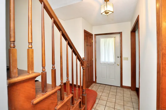 $475,000 | 324 Firetown Road, Simsbury, CT 06070