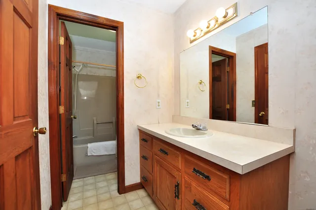 $475,000 | 324 Firetown Road, Simsbury, CT 06070