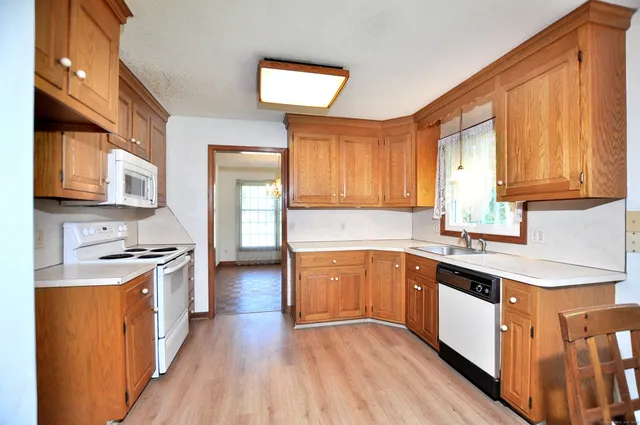 $475,000 | 324 Firetown Road, Simsbury, CT 06070