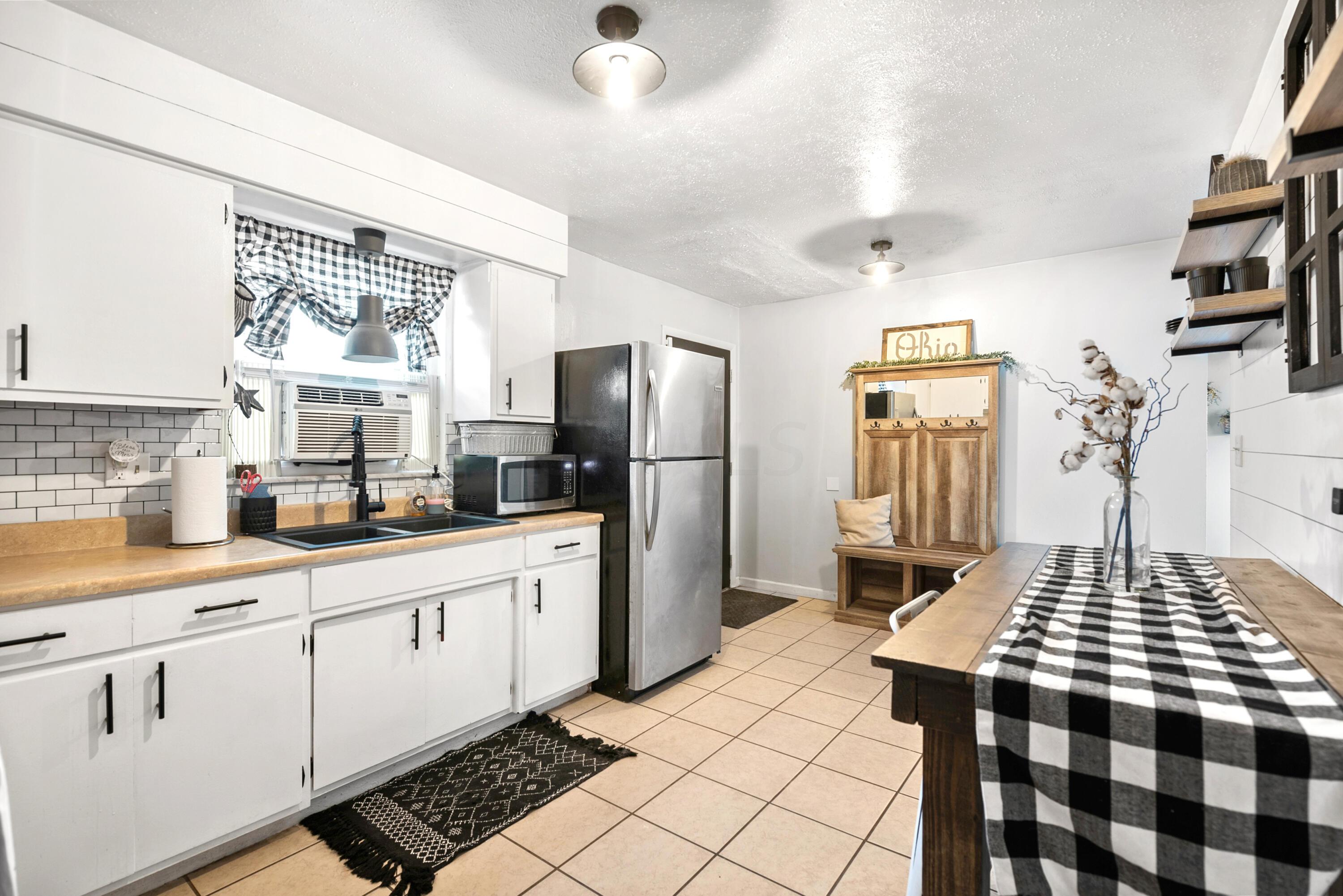 1332 Smith Road Columbus, OH 43207 - Photo 3 of 16 Kitchen