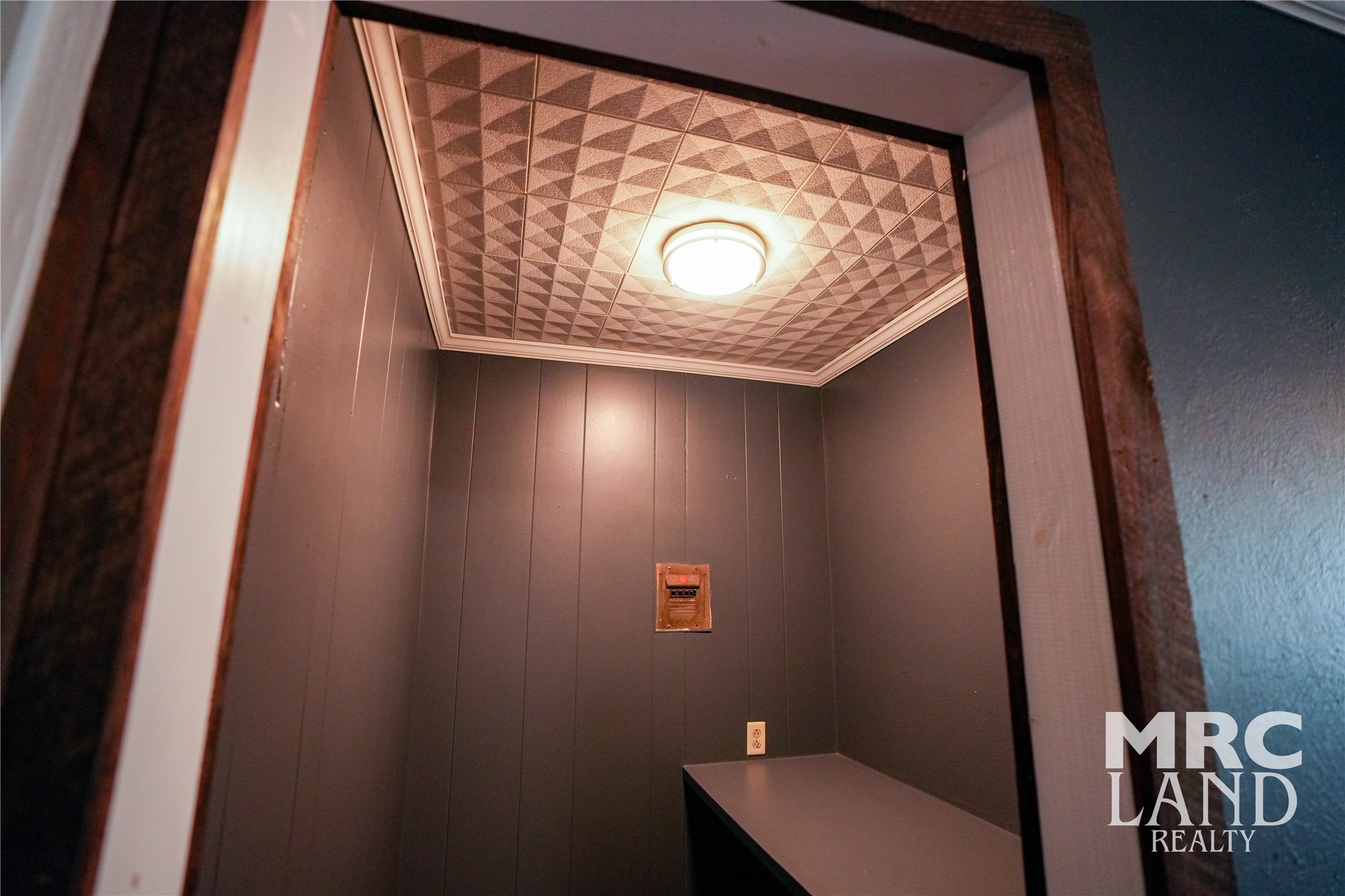 102 South Wheeler Avenue Colmesneil, TX 75938 - Photo 9 of 17 a view of small space with wooden floor and a window