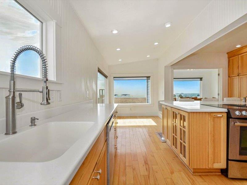 183 Lighthouse Way Crescent City, CA 95531 - Photo 26 of 87 a spacious bathroom with a bathtub and a sink