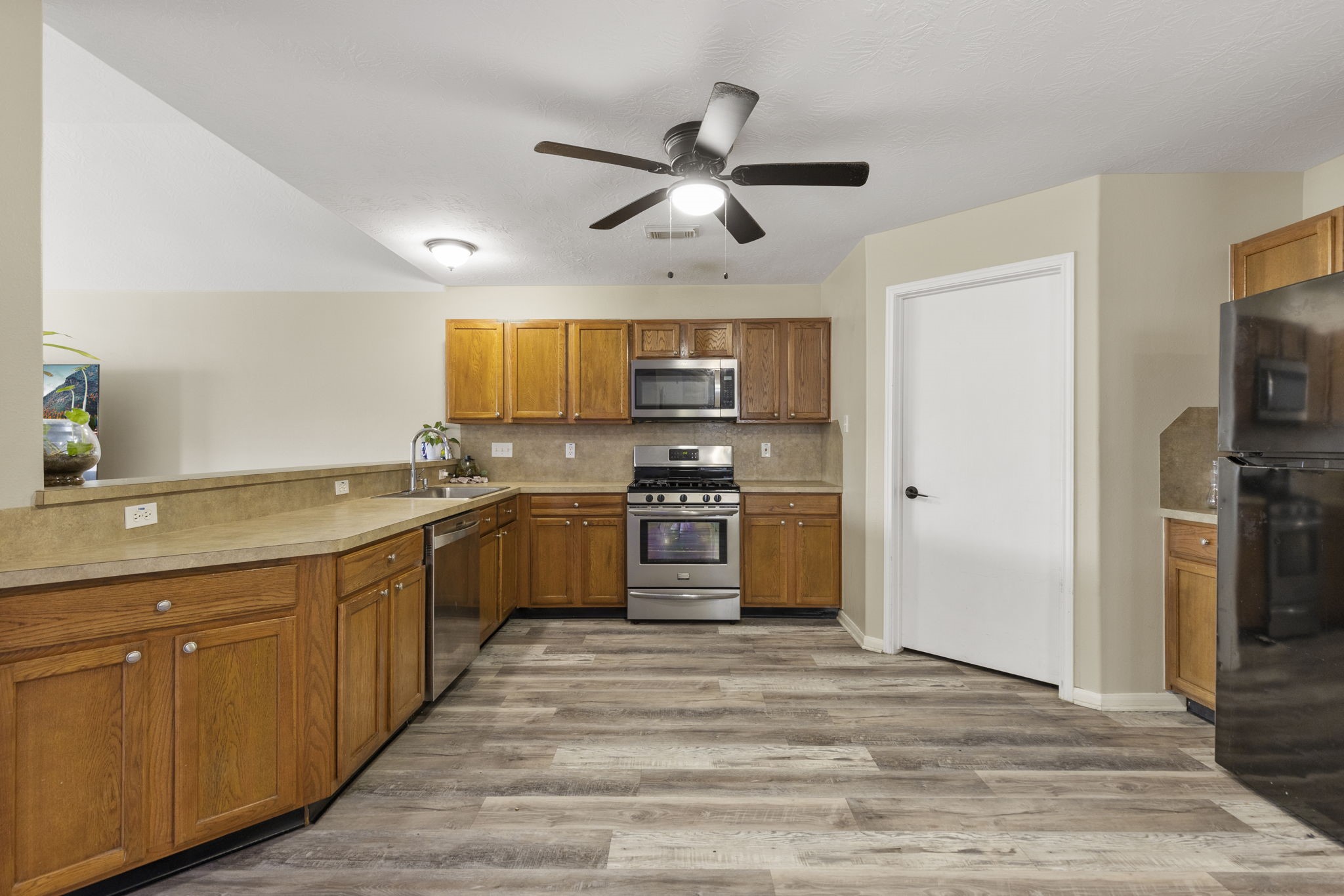 29106 Foxingham Circle Spring, TX 77386 - Photo 13 of 47 a kitchen with stainless steel appliances granite countertop a refrigerator a sink and a stove