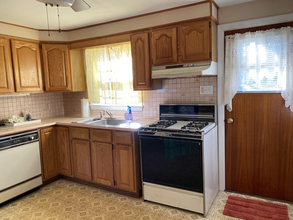 20 Chickering Road Dedham, MA 02026 - Photo 4 of 19