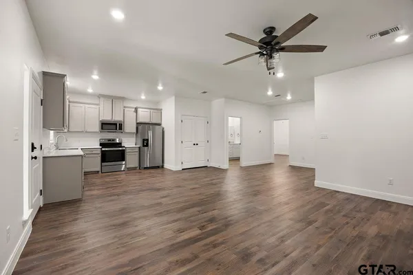 $1,395 | 18754 County Road 437, Lindale, TX 75771