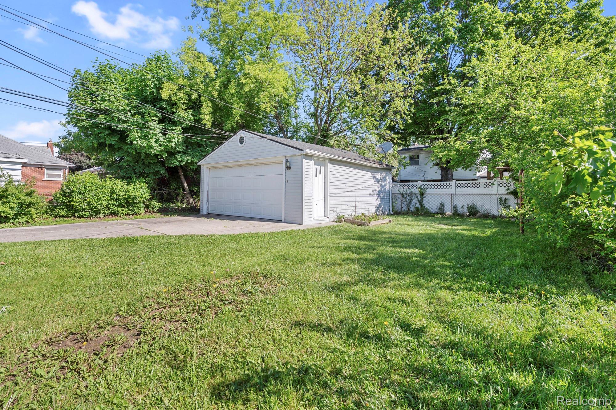 970 Champaign Road Lincoln Park, MI 48146 - Photo 26 of 28 View of detached garage