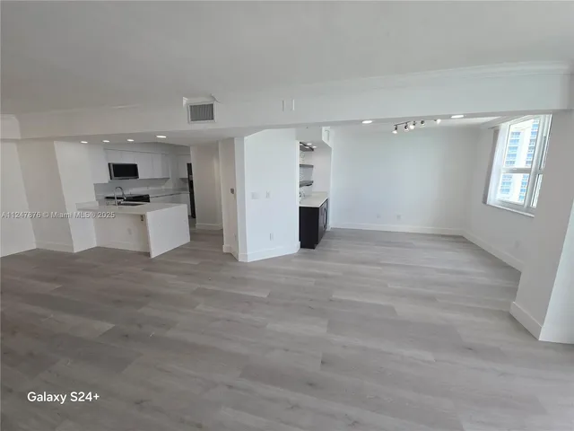 $1,100,000 | 1155 Brickell Bay Drive, Unit 3404, Miami, FL 33131