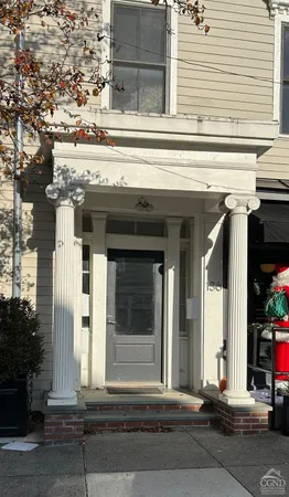 $1,750 | 136 Warren Street, Unit 3, Hudson, NY 12534