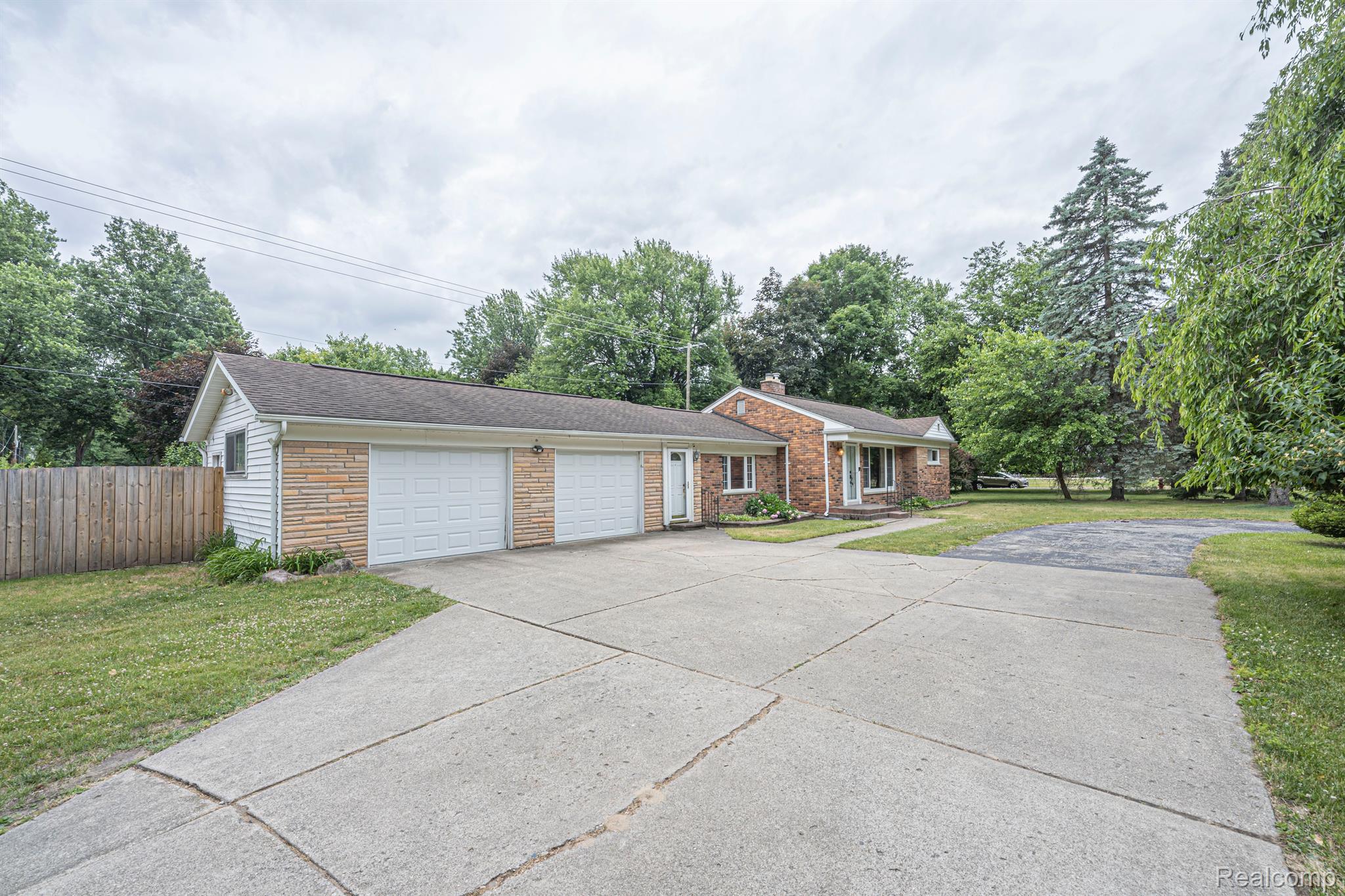 32621 Curtis Road Livonia, MI 48152 - Photo 3 of 42 Gallery Image 3
