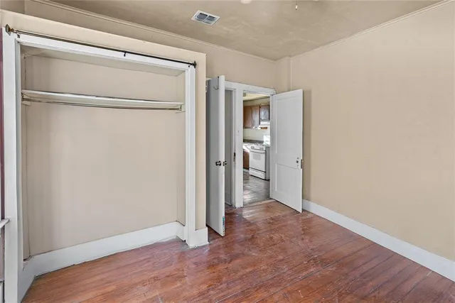 a view of yard with green space