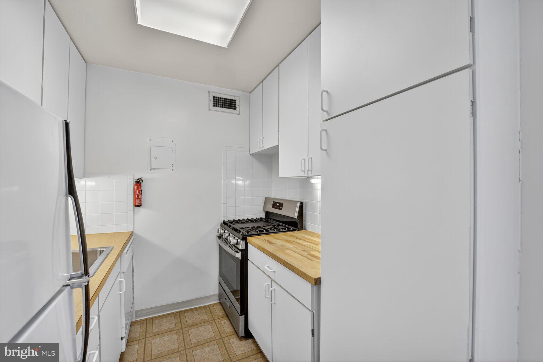 2475 Virginia Avenue Northwest, Unit 925 Washington, DC 20037 - Photo 9 of 45 a utility room with dryer and washer