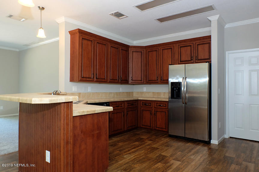 2546 Rabbit Court Middleburg, FL 32068 - Photo 13 of 42 Kitchen Breakfast Bar