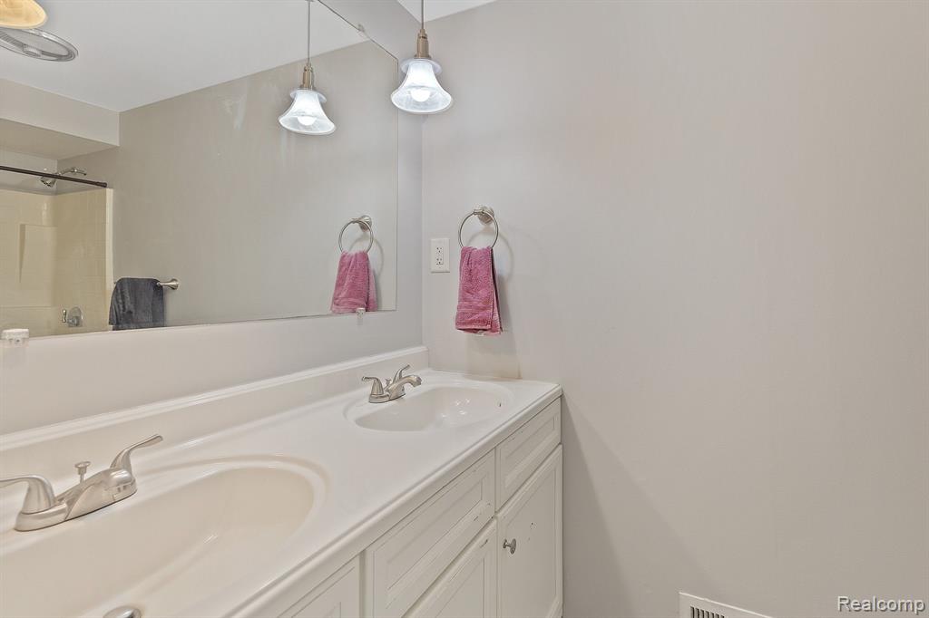 7271 Stonebrook Road West Bloomfield, MI 48322 - Photo 10 of 34