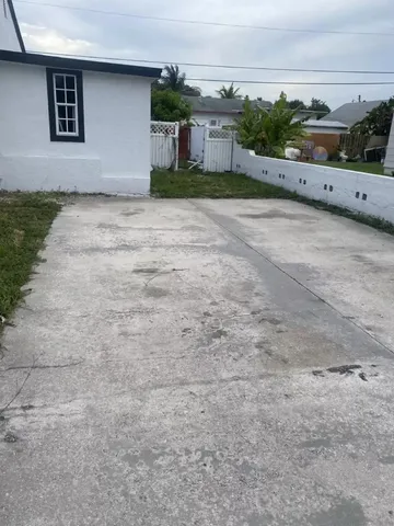 a view of a back yard