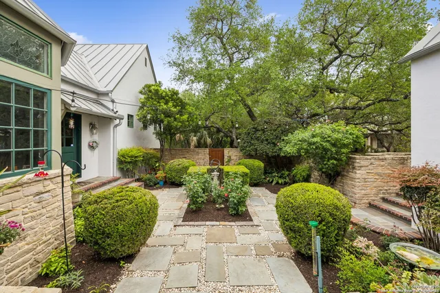 a view of a back yard of the house