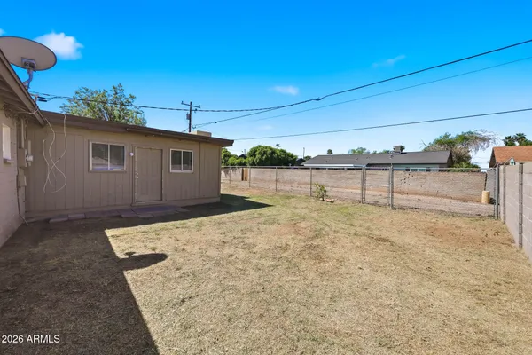 a view of a backyard