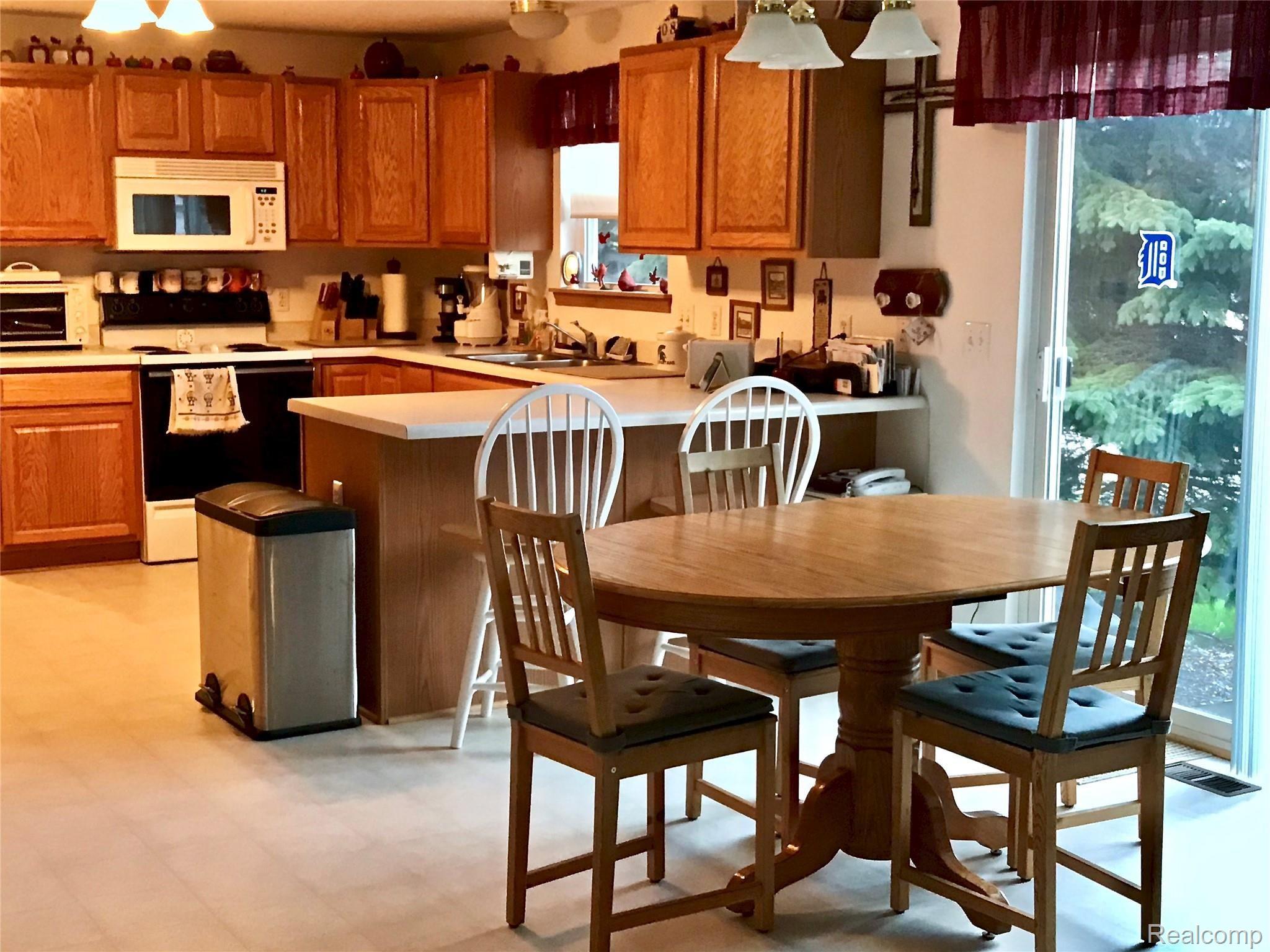 2011 Grace Avenue Rochester, MI 48309 - Photo 12 of 58 fullsizeoutput_9d.jpeg